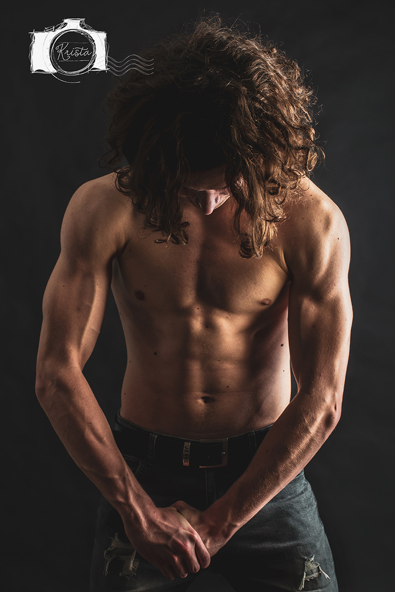 Mužský fitness portrét ve studiu
