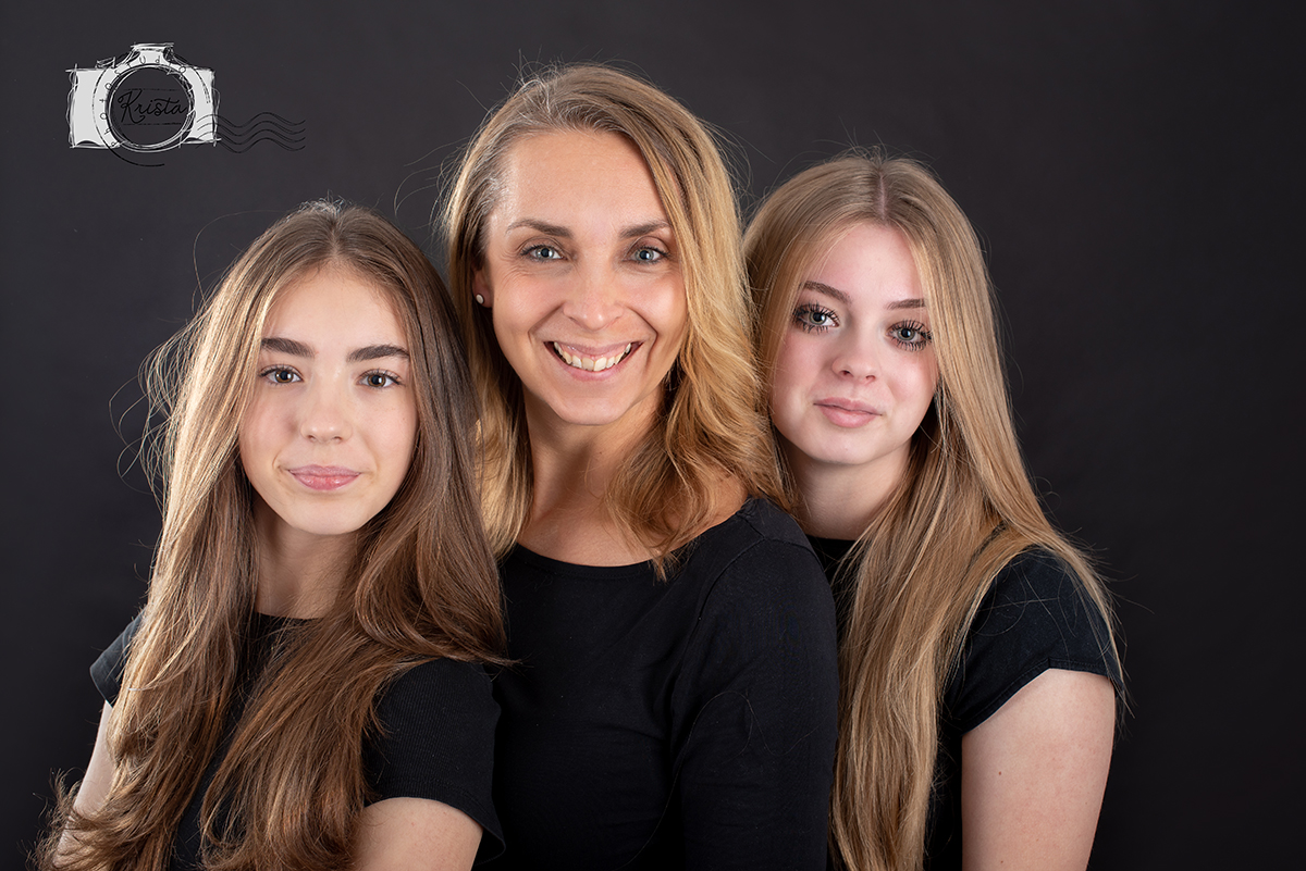 Maminka s dospívajícími dcerami ve studiu