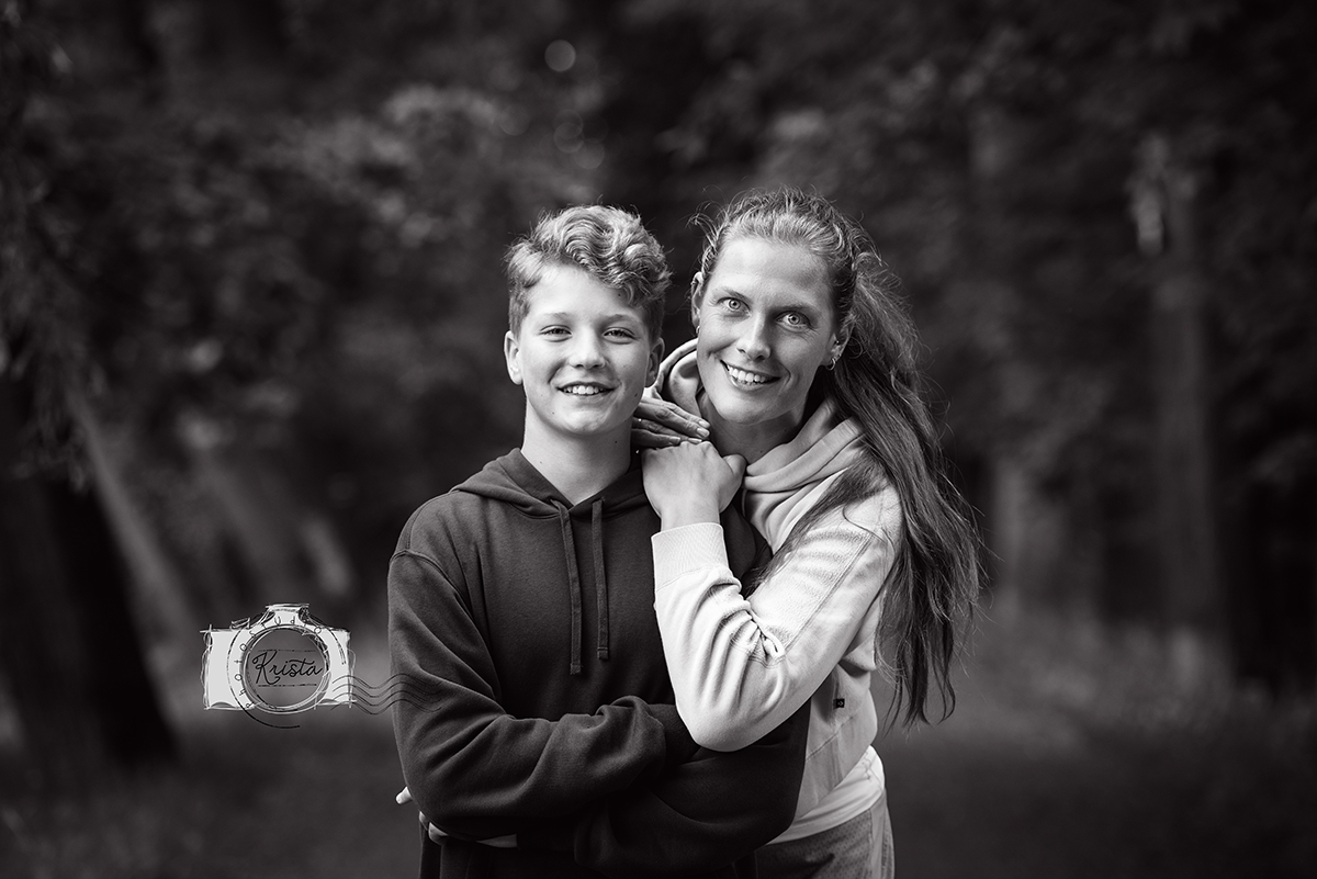 Maminka s dospívajícím synem v parku — černobíle