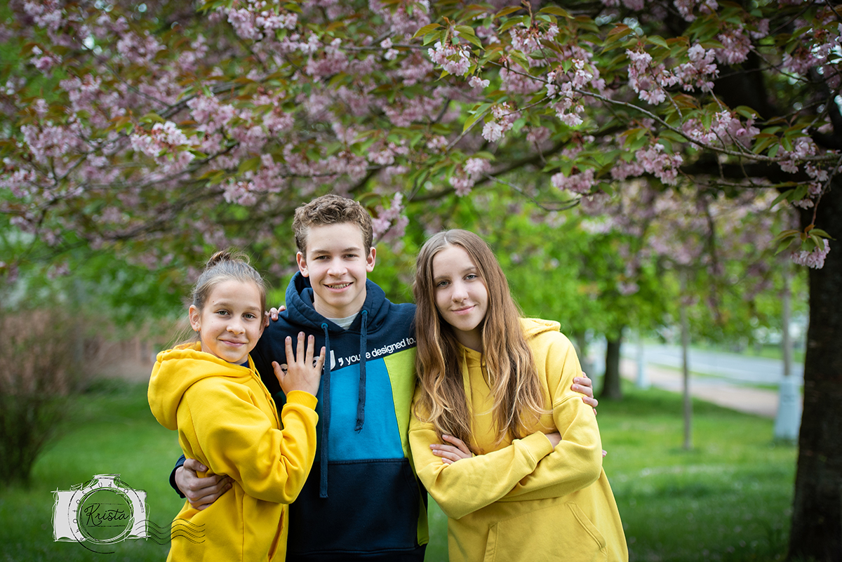 Tři teenageři pod kvetoucí sakurou