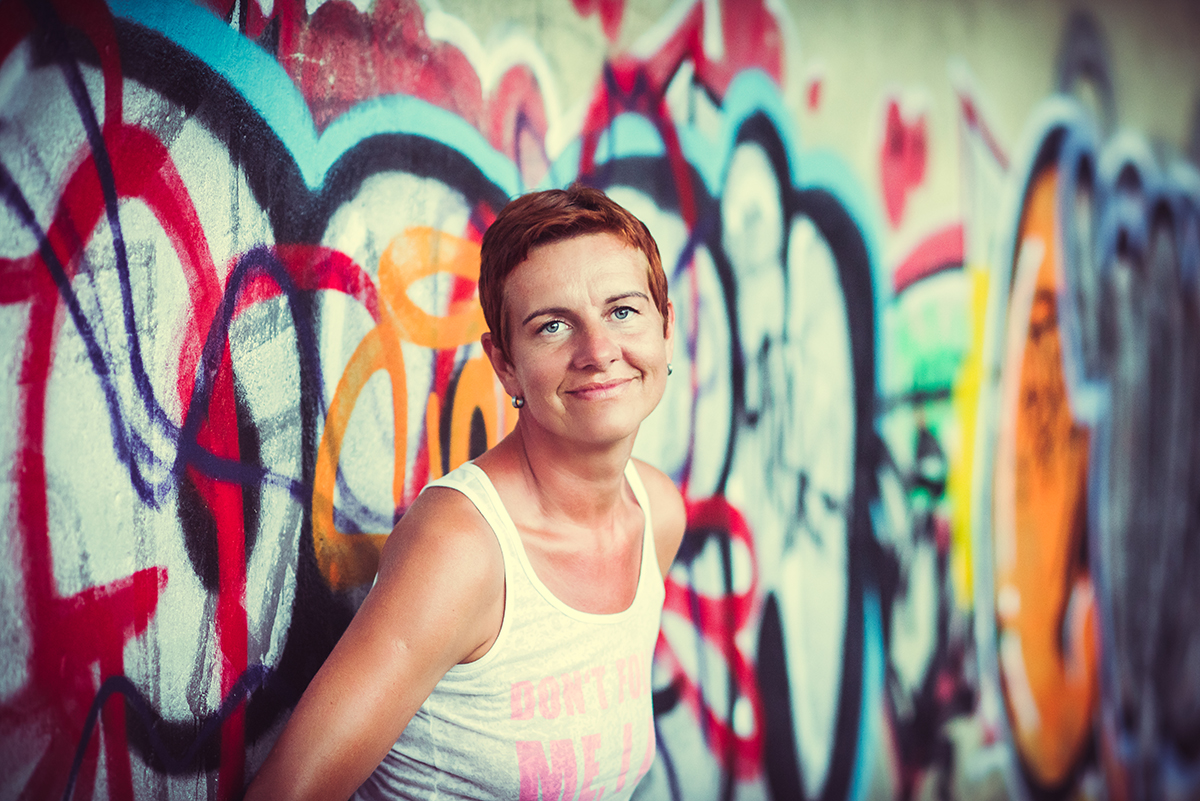 Portrét ženy u graffiti zdi