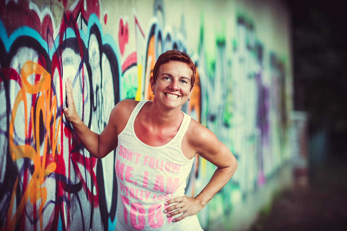 Žena u barevné graffiti zdi